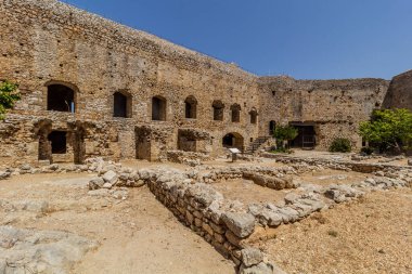 Yunanistan 'ın Mora yarımadasındaki Chlemoutsi (Clermont) ortaçağ kalesi kalıntıları