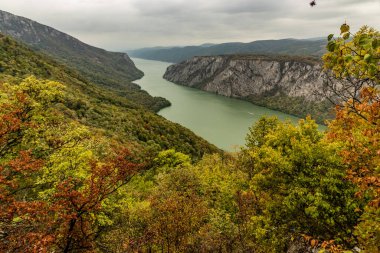 Tuna Nehri 'nin Demir Kapıları' nın Sırbistan ile Romanya arasındaki hava manzarası. Derdap Ulusal Parkı 'ndan görüntü.