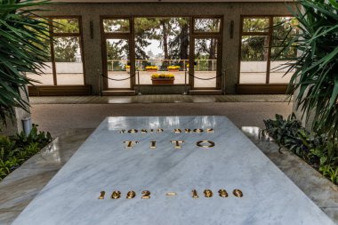BELGRAD, SERBIA - 8 Ekim 2021: Sırbistan 'ın başkenti Belgrad' daki Çiçekler Evi 'nde Josip Broz Tito' nun Mezarı