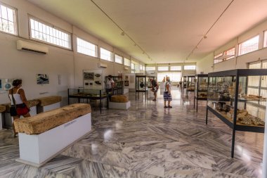 NEMEA, GREECE - 6 AĞUSTOS 2021: Yunanistan 'ın Mora yarımadasındaki Nemea Arkeoloji Müzesinin Sergisi
