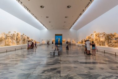 OLYMPIA, GREECE - 10 AĞUSTOS 2021: Yunanistan 'ın Mora yarımadasındaki Arkeoloji Müzesinde Sergiler