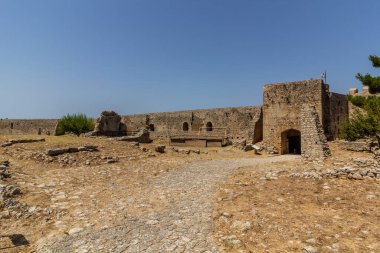 Yunanistan 'ın Mora yarımadasındaki Chlemoutsi (Clermont) ortaçağ kalesi kalıntıları