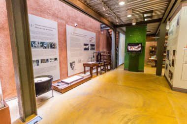 SPARTA, GREECE - 12 Ağustos 2021: Yunanistan 'ın Mora yarımadasındaki Sparta' daki Zeytin ve Yunan Zeytinyağı Müzesinin İçi