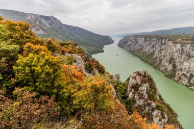 Tuna Nehri 'nin Demir Kapıları' nın Sırbistan ile Romanya arasındaki hava manzarası. Derdap Ulusal Parkı 'ndan görüntü.