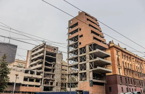 Sırbistan 'ın Belgrad kentinde Yugoslav Savunma Bakanlığı' nın eski binası. Bina, NATO askerleri tarafından bombalanırken hasar gördü..