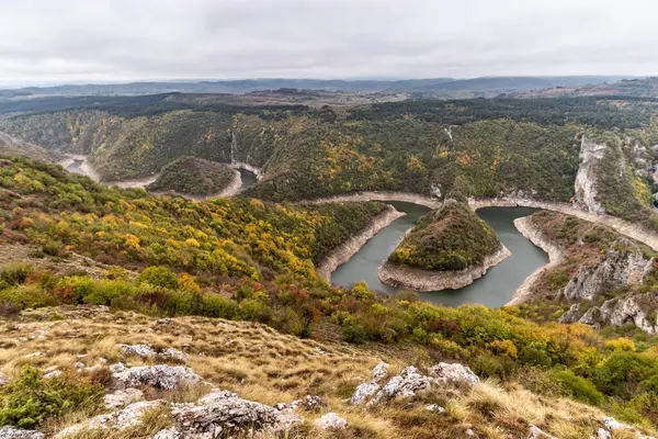 Sırbistan 'ın Uvac nehri kanyonunda sonbahar manzarası
