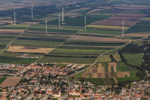Sommerein köyünün hava manzarası ve rüzgar santralleri, Avusturya
