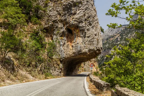 Langada yakınlarındaki 82 no 'lu yolda kaya tüneli Moreloponese yarımadası, Yunanistan