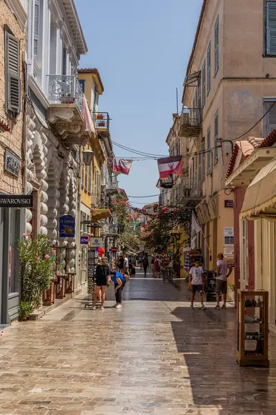 NAFPLIO, GREECE - 5 Ağustos 2021: Yunanistan 'ın Nafplio kentindeki yaya sokağı