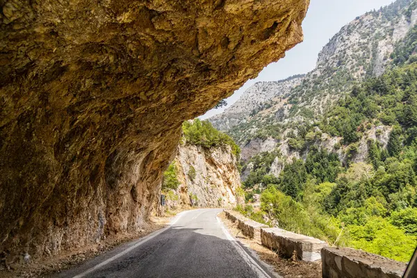 Langada yakınlarındaki 82 no 'lu yolda kaya tüneli Moreloponese yarımadası, Yunanistan