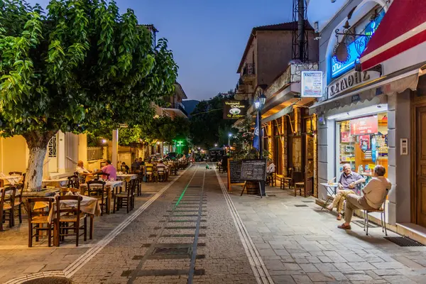 KALAVRYTA, GREECE - 2 Ağustos 2021: Yunanistan 'ın Mora yarımadasındaki Kalavryta' da yayaların akşam manzarası.