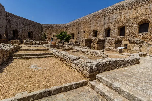 Yunanistan 'ın Mora yarımadasındaki Chlemoutsi (Clermont) ortaçağ kalesi kalıntıları