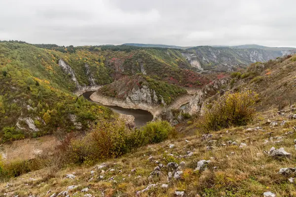 Sırbistan 'ın Sjenica kenti yakınlarındaki Uvac nehir kanyonunun sonbahar manzarası