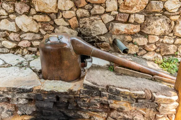 Yunanistan 'ın Mora yarımadası yakınlarındaki Dimitsana köyü yakınlarındaki Açık Hava Enerji Müzesi' nde üzümden yapılmış tsipouro üretmek için kullanılır.