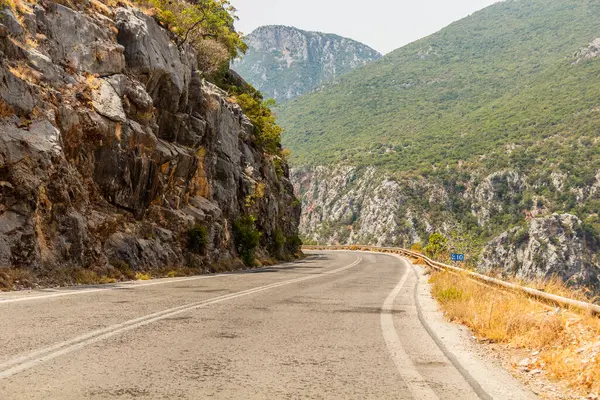 Yunanistan 'ın Mora yarımadasındaki Nedontas Boğazı' nda 82. Yol
