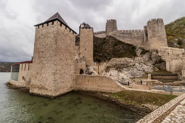 Sırbistan 'ın Golubac ortaçağ kalesine bakış