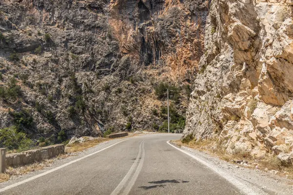 Yunanistan 'ın Mora yarımadasındaki Taygetus dağlarında 82. Yol