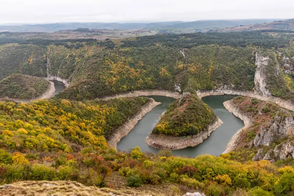 Sırbistan 'ın Uvac nehri kanyonunda sonbahar manzarası