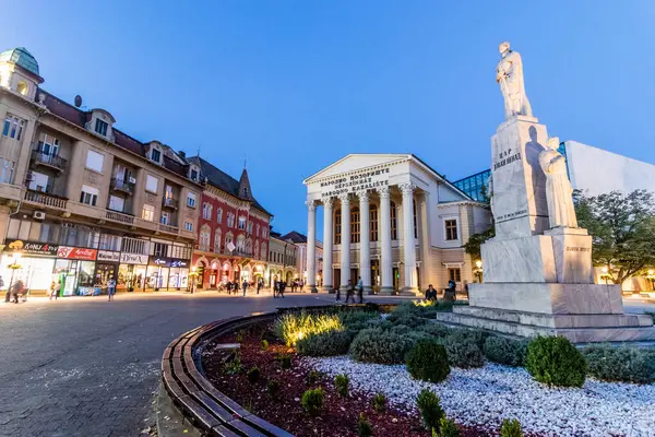 SUBOTICA, SERBIA - 2 Ekim 2021: Sırbistan 'ın Subotica kentindeki Trg Slobode (Özgürlük Meydanı) akşam manzarası