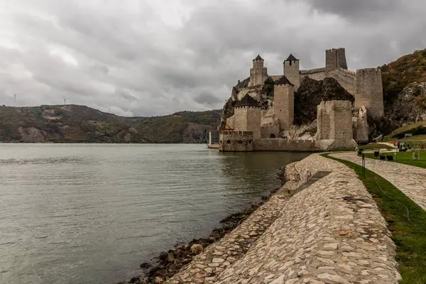 Sırbistan 'ın Golubac ortaçağ kalesine bakış