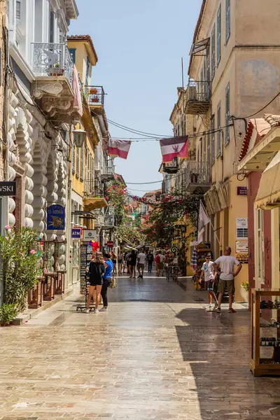 NAFPLIO, GREECE - 5 Ağustos 2021: Yunanistan 'ın Nafplio kentindeki yaya sokağı