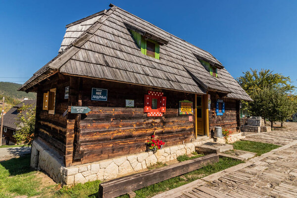 ДРВЕНГРАД, СЕРБИЯ - 5 ОКТЯБРЯ 2021 г.: Деревянный дом в поселке Дрвенград (Кустендорф) близ Мокра Гора, Сербия