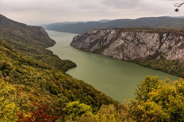 Tuna Nehri 'nin Demir Kapıları' nın Sırbistan ile Romanya arasındaki hava manzarası. Derdap Ulusal Parkı 'ndan görüntü.