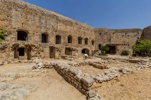 Yunanistan 'ın Mora yarımadasındaki Chlemoutsi (Clermont) ortaçağ kalesi kalıntıları