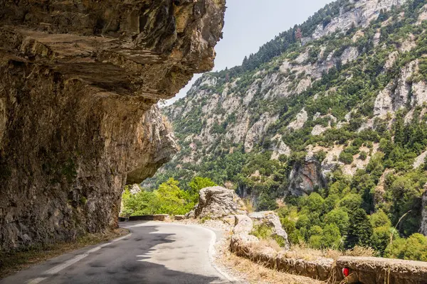 Yunanistan 'ın Mora yarımadasındaki Taygetus dağlarındaki 82. Yol üzerindeki uçurumlar