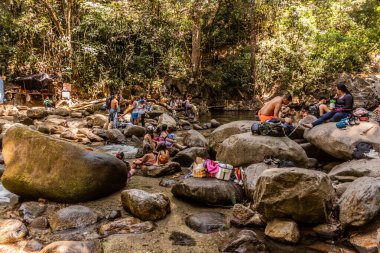 MINCA, COLOMBIA - 26 Şubat 2023: İnsanlar Minca, Kolombiya yakınlarındaki Pozo Azul şelalelerinin keyfini çıkarıyor