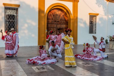 VALLEDUPAR, COLOMBIA - 28 Şubat 2023: Valledupar, Kolombiya 'da Pilon dansçıları