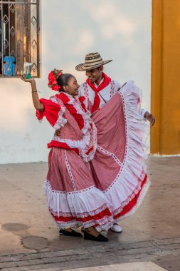 VALLEDUPAR, COLOMBIA - 28 Şubat 2023: Valledupar, Kolombiya 'da Pilon dansçıları
