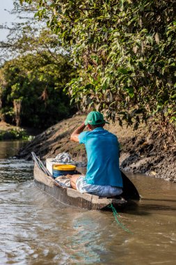 PIJINO, COLOMBIA - 2 Mart 2023: Cienaga de Pijino Gölü yakınlarındaki bir kanalın yerlisi