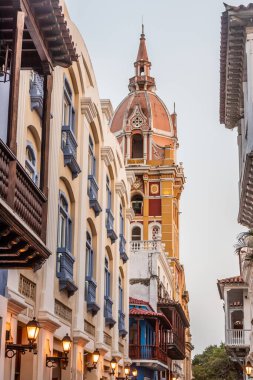 Kolombiya 'nın eski Cartagena de Indias kasabasındaki koloni evleri ve katedral.