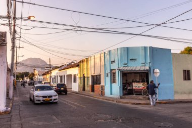 VALLEDUPAR, COLOMBIA - 28 Şubat 2023: Valledupar, Kolombiya 'da bir caddenin görüntüsü