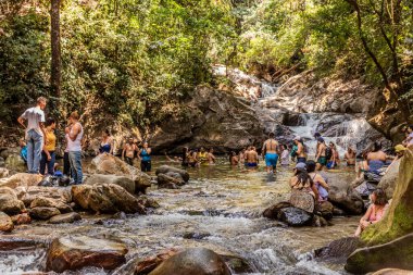 MINCA, COLOMBIA - 26 Şubat 2023: İnsanlar Minca, Kolombiya yakınlarındaki Pozo Azul şelalelerinin keyfini çıkarıyor