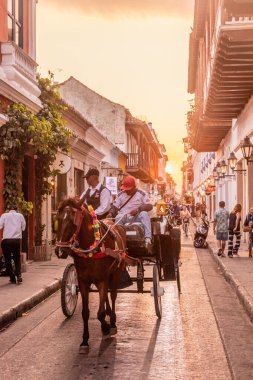 CARTAGENA, COLOMBIA - 4 Mart 2023: Eski Cartagena de Indias, Kolombiya 'da bir at arabasının gün batımı manzarası