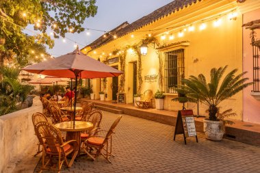 MOMPOX, COLOMBIA - 2 Mart 2023: Santa Cruz de Mompox, Kolombiya 'daki nehir kenarındaki restoranların gece manzarası