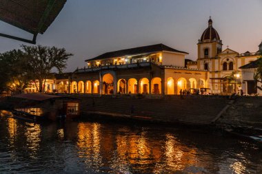 Santa Cruz de Mompox, Kolombiya 'daki Plaza de Mercado binasının akşam manzarası
