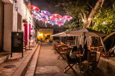 MOMPOX, COLOMBIA - 1 Mart 2023: Santa Cruz de Mompox, Kolombiya 'daki nehir kenarındaki restoranların gece manzarası