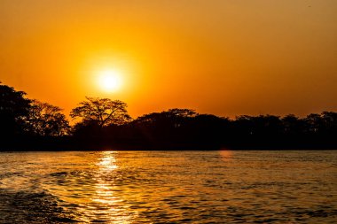 Magdalena nehrinde gün batımı, Kolombiya