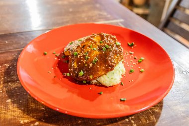 Corozo barbekü soslu biftek, Santa Cruz de Mompox, Kolombiya 'da yemek.