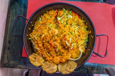 Kolombiya 'nın Karayip kıyılarının yiyeceği - arroz con camaron (karidesli pirinç)