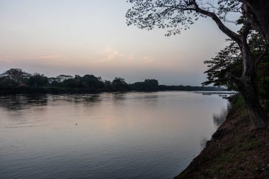 Santa Cruz de Mompox, Kolombiya 'daki Magdalena nehrinin sabah manzarası