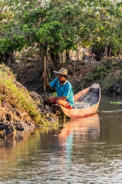 PIJINO, COLOMBIA - 2 Mart 2023: Cienaga de Pijino Gölü yakınlarındaki bir kanalın yerlisi
