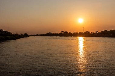 Santa Cruz de Mompox, Kolombiya yakınlarındaki Magdalena nehrinin üzerinde gün batımı