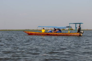 PIJINO, COLOMBIA - 2 Mart 2023: Cienaga de Pijino Gölü, Kolombiya 'da bir teknede turistler