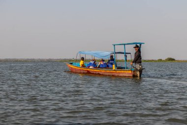 PIJINO, COLOMBIA - 2 Mart 2023: Cienaga de Pijino Gölü, Kolombiya 'da bir teknede turistler