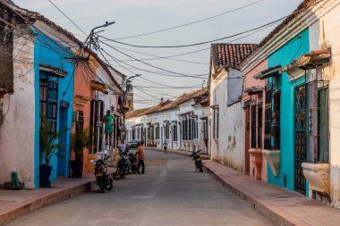 MOMPOX, COLOMBIA - 1 Mart 2023: Santa Cruz de Mompox Koloni Sokağı, Kolombiya