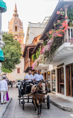 CARTAGENA, COLOMBIA - 4 Mart 2023: Eski Cartagena de Indias, Kolombiya 'da at arabası